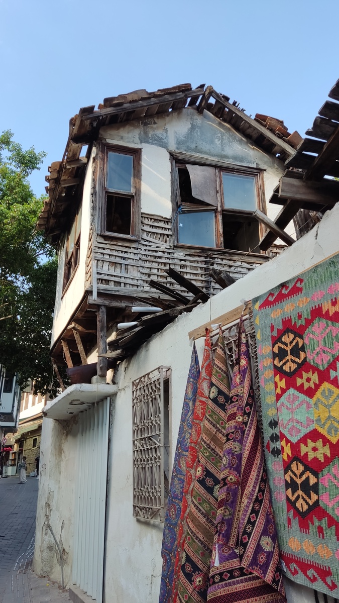 В узких улочках встречаются не только ухоженные особняки, но и старые, не отреставрированные  дома.