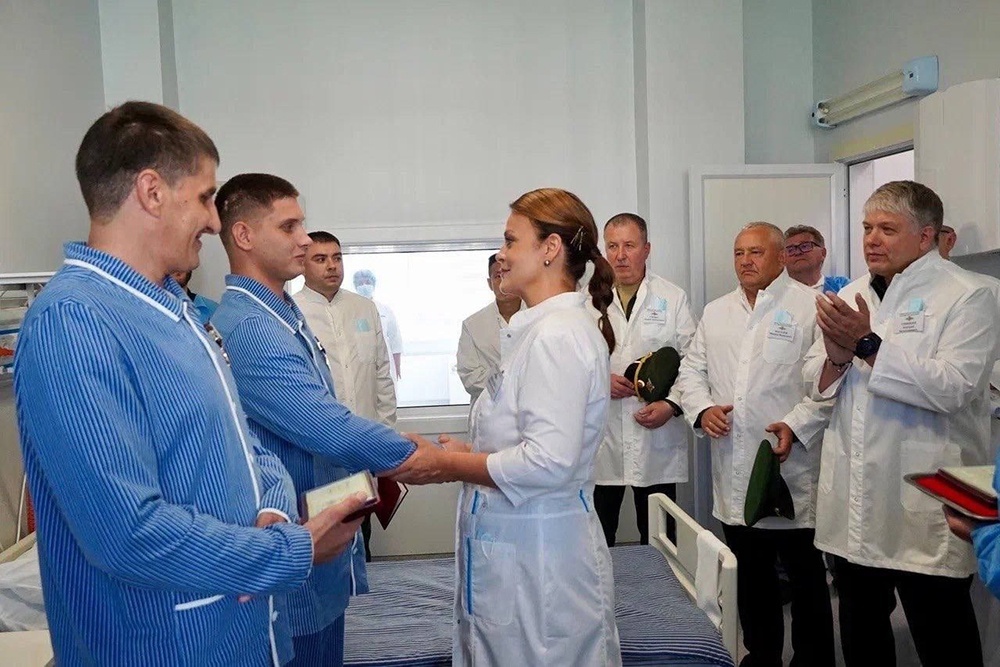    Замминистра обороны РФ Анна Цивилева проверила условия оказания медпомощи военнослужащим в новом корпусе 441-го военного госпиталя в Южно-Сахалинске. Она поговорила с бойцами, проходящими лечение после ранений. Поинтересовалась, все ли в порядке не только с лечением и реабилитацией, но и с оформлением положенных льгот. "Какие-то вопросы есть по выплатам, по документам?" - спросила Цивилева одного из бойцов. "Нет, все на высшем уровне", - ответил он. Замглавы военного ведомства также вручила госнаграды бойцам. / Фото: Министерство обороны РФ