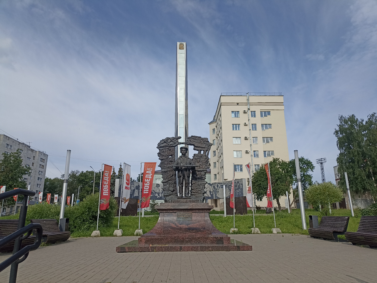 Скульптурная композиция «Труженикам тыла» 