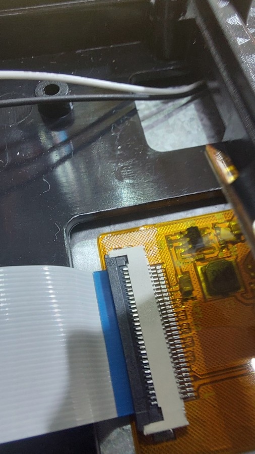 Разъём на плате дисплея.