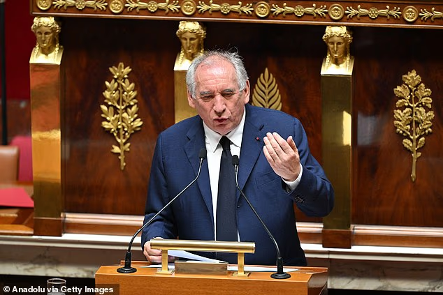 Раздираемый хаосом премьер-министр Франсуа Байру предупредил Францию ​​не повторять ошибок Великобритании, которая пыталась выбраться из финансового кризиса.