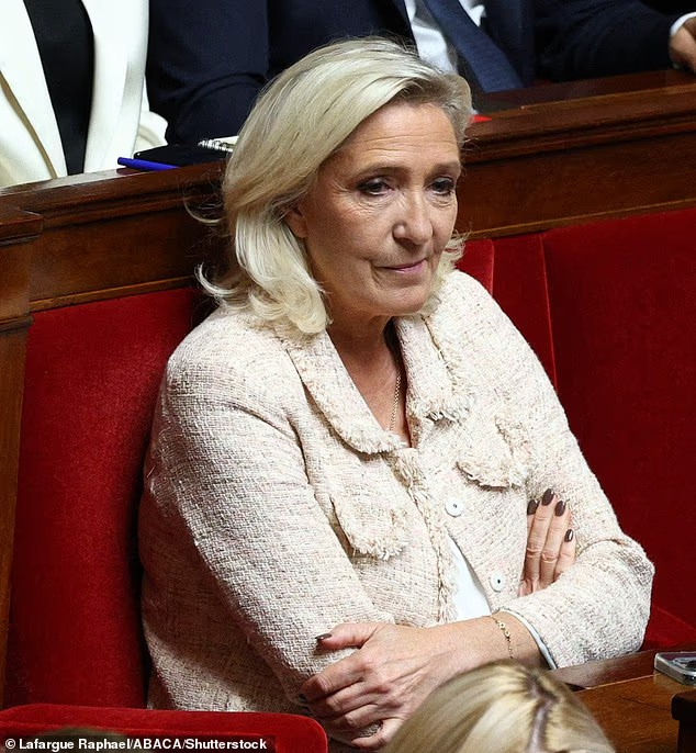 Марин Ле Пен наблюдает за выступлением премьер-министра за несколько часов до парламентского голосования вотума доверия, которое он сам же и инициировал.