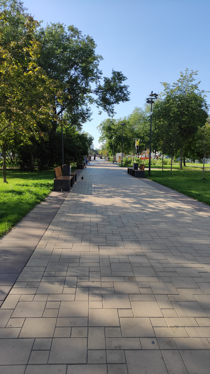 Благоустраивают частями. Часть, которая ближе к моему дому, была завершена в прошлом году. Другая часть - в этом. Надеюсь, что третью сделают в следующем. Общая его протяжённость почти километр. Здесь ещё есть всякие боковые дорожки, детские и спортивные площадки. Короче, классно) 