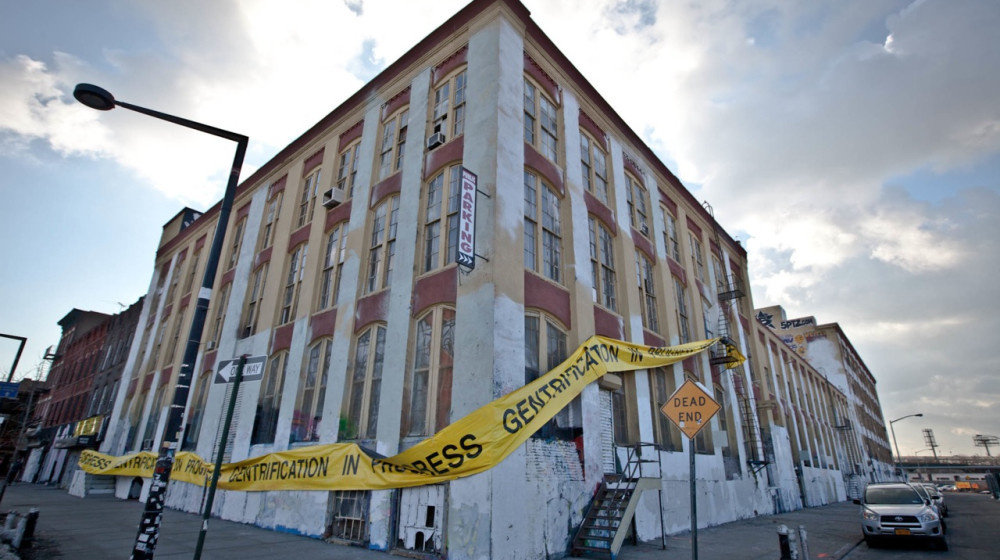    Мужчина прожил 4 года в забытой комнате торгового центра и раскрыл его тайны