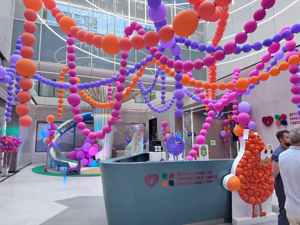 Холл и стойка информации