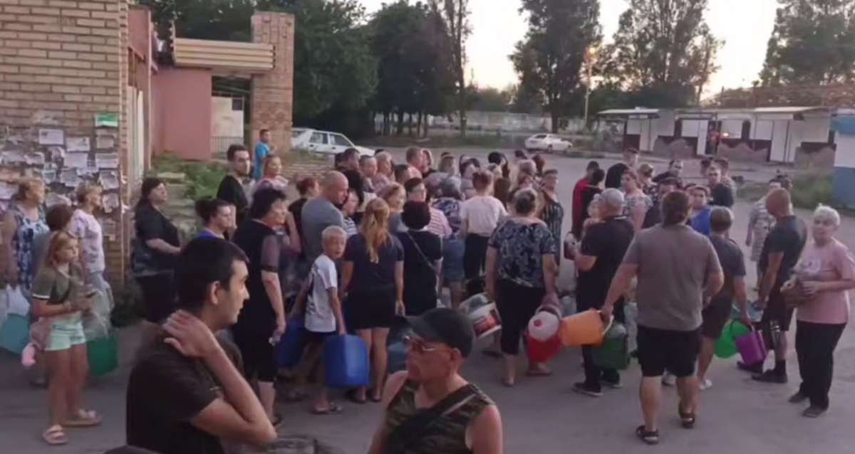 Очередь за водой, Калининский микрорайон. Скрин: "Жизнь ДНР".