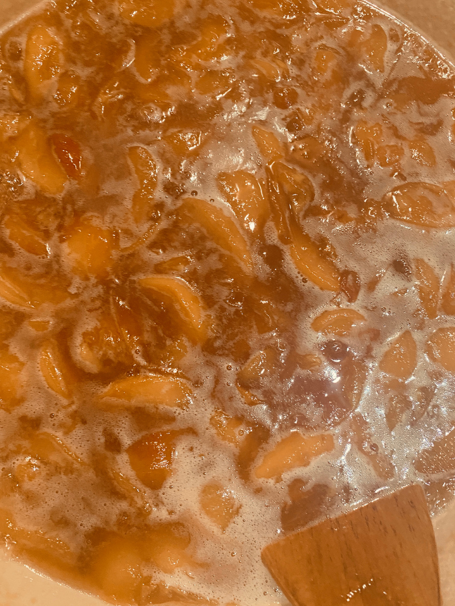 Варится варенье из персиков. 