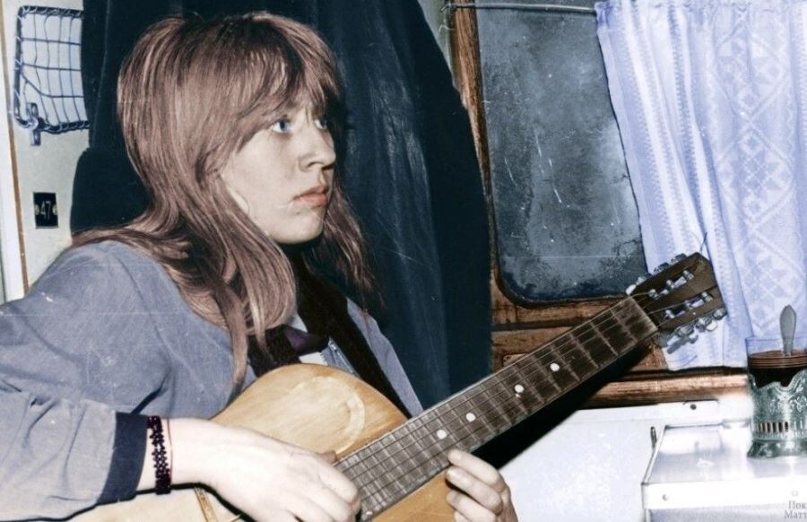 Янка Дягилева погибла в 1991 году и манерой исполнения совсем не похожа на Кошку Сашку