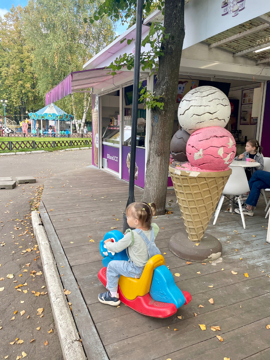 Маша в кафе 