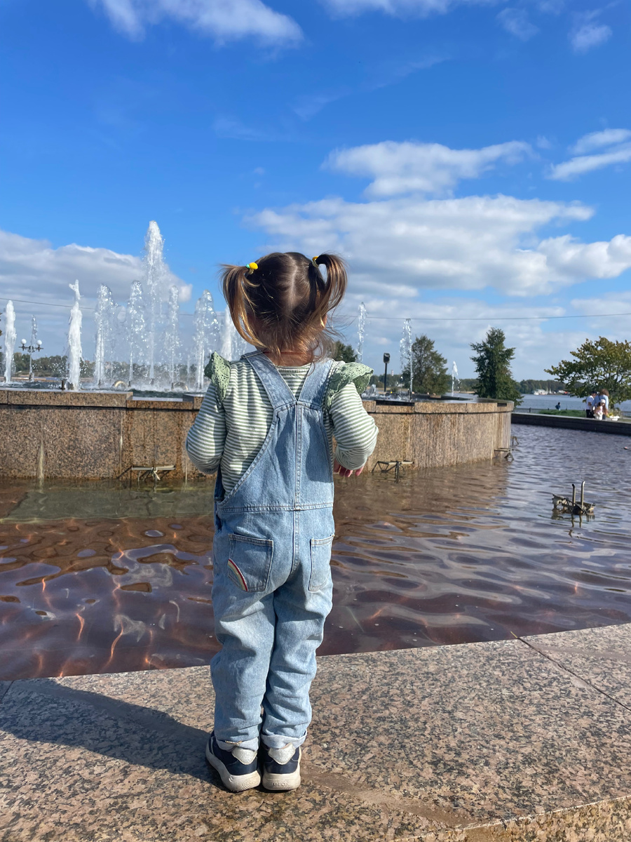 Машуля любуется на фонтан на Стрелке