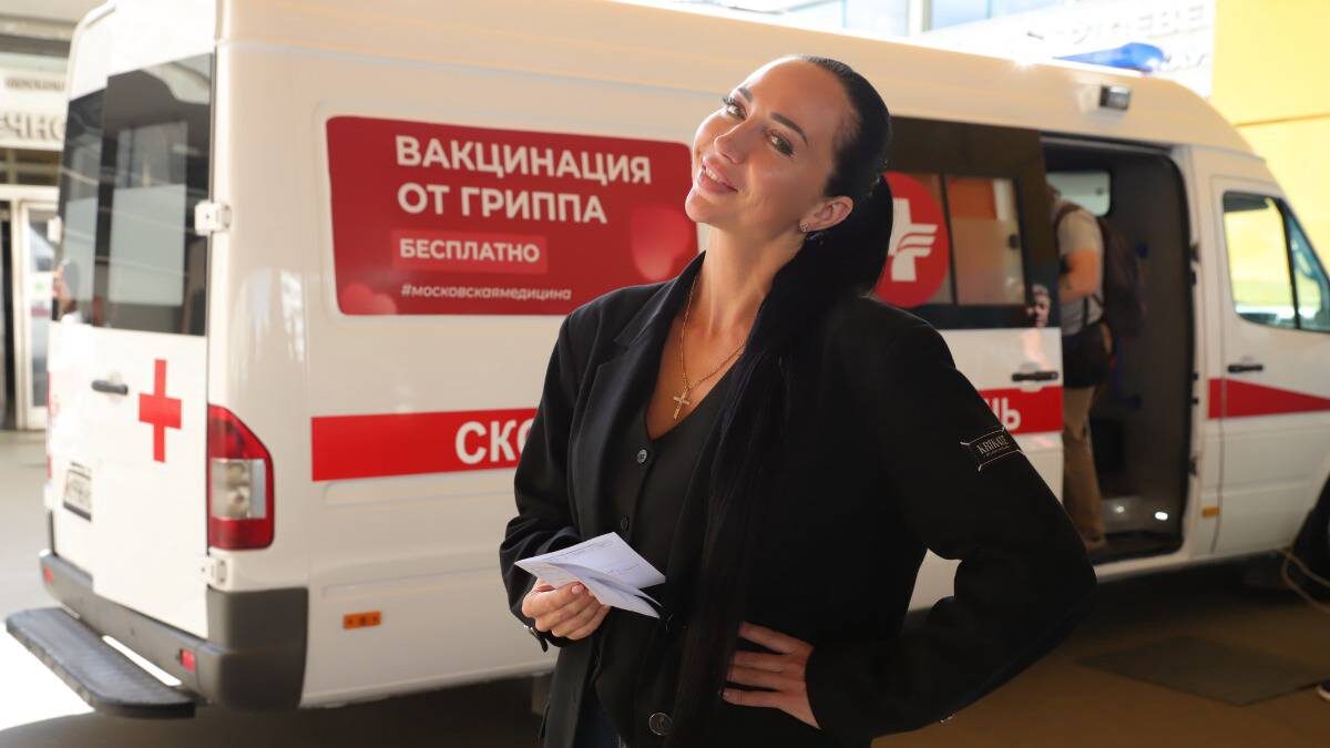    Москвичка Ирина Салтыкова сделала прививку от гриппа в мобильном пункте около станции метро «Речной вокзал» / Фото: Анатолий Цымбалюк / Вечерняя Москва