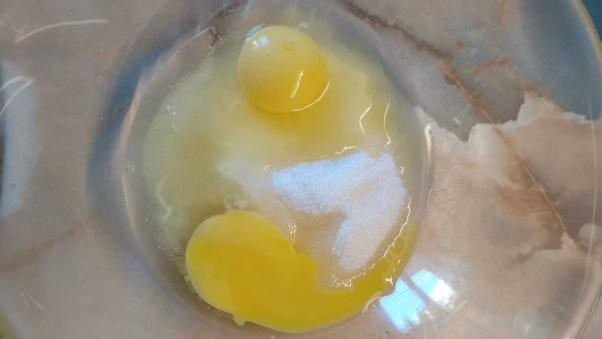 фото автора' яйца и сахар взбивала миксером