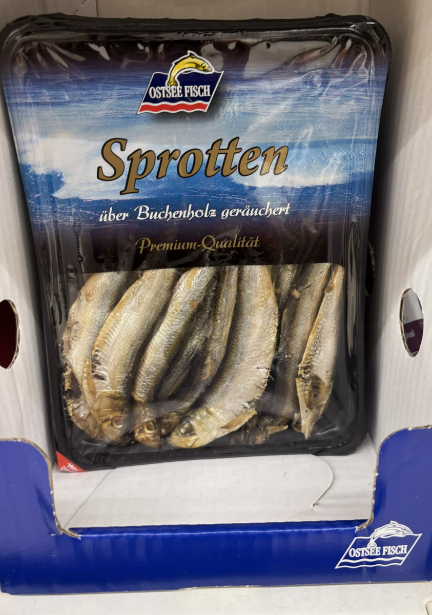 Салака холодного копчения (шпроты) - немецкий бренд. Фото автора