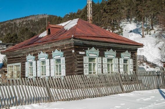 Деревянный дом, который стоит уже сто лет