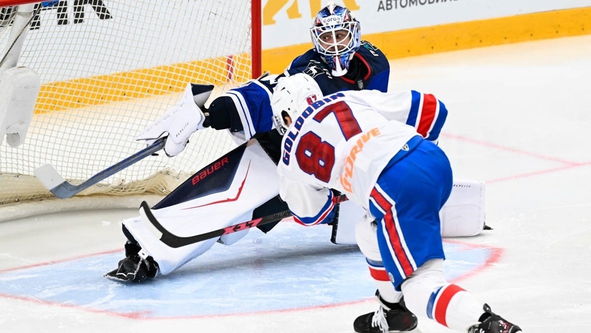    «Торпедо» — СКА (3:2 ОТ). Николай Голдобин забрасывает шайбу в ворота Ивана Кульбакова.ХК СКА