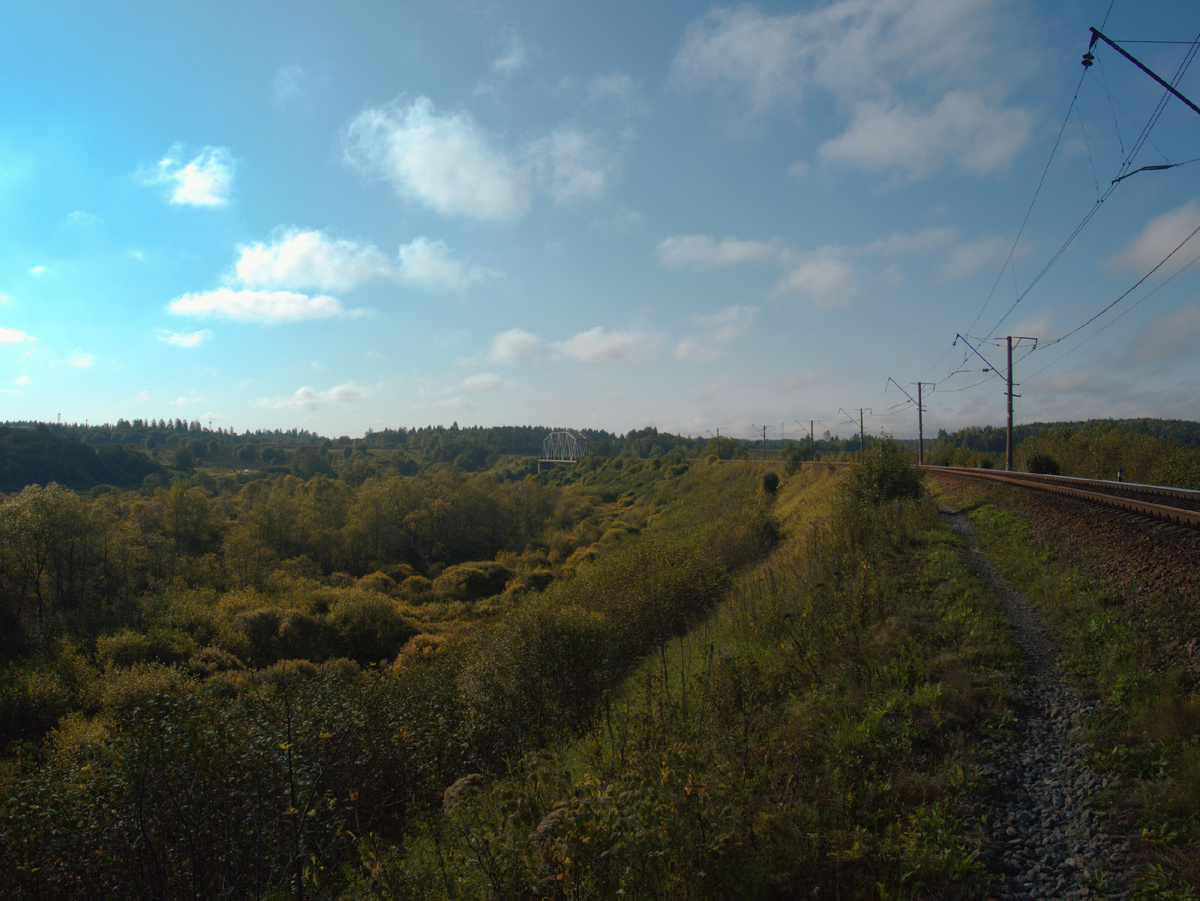 Насыпь, ведущая к железнодорожному мосту