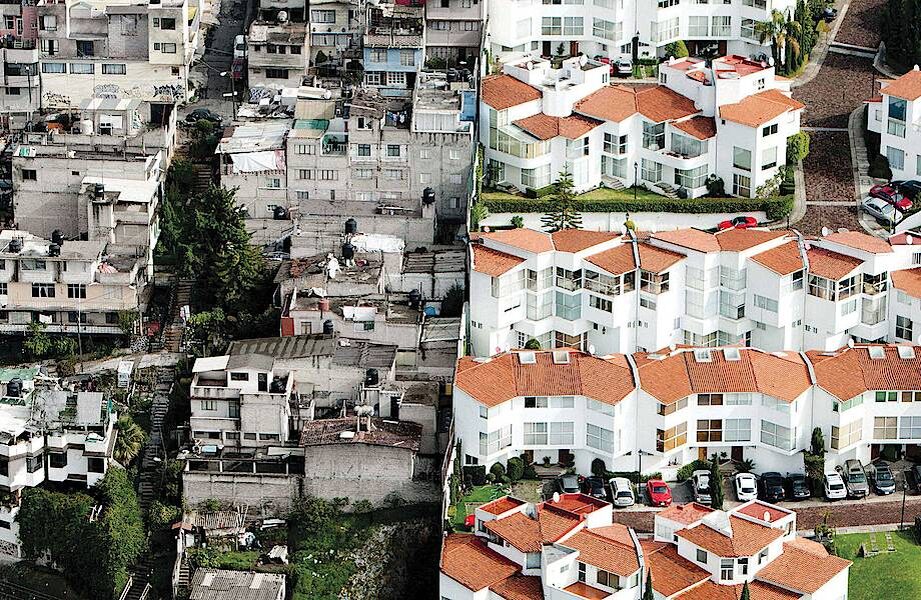 Рио-де-Жанейро, контраст между бедностью и богатсвом. Фото из открытых источников.