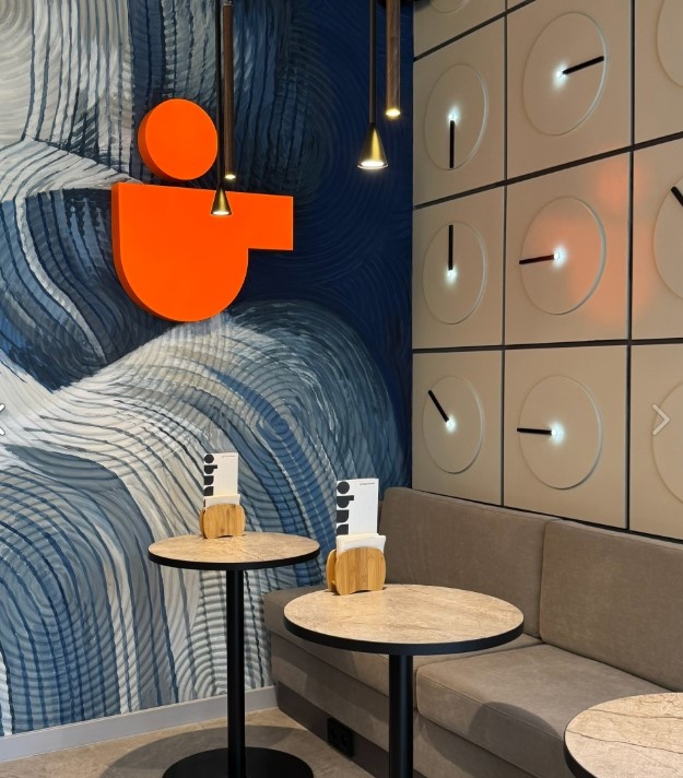 Подстолья самые стандартные и проверенные, столешки из HPL надежные и проверенные.