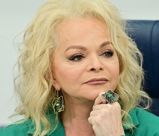 70 лет на лице - наверное, фильтры слетели или фотошоп сломался