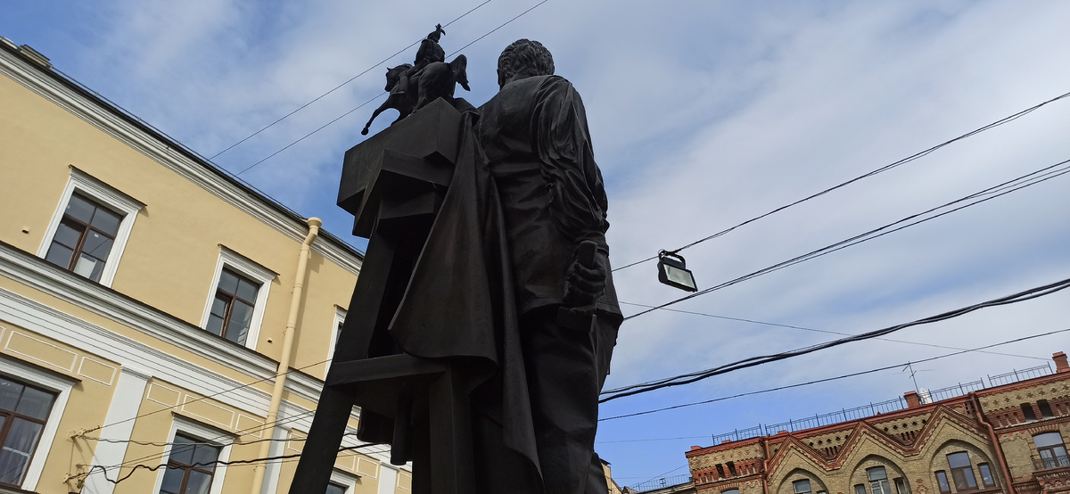 Памятник Клодту в Академическом саду. За спиной скульптора модель монумента Николаю I
