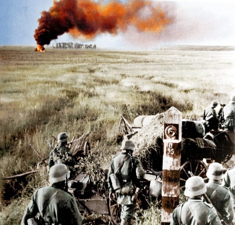 Раскрашенное фото немецких солдат, идущих мимо советского пограничного знака в начале операции «Барбаросса», 22 июня 1941 года