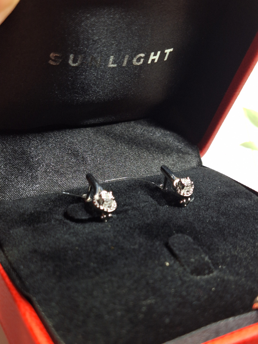 Серьги просто лежали в коробке. в мягкий бокс я переложил для красоты фото