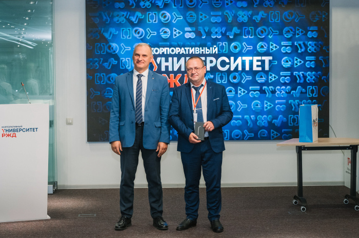    Бронислав Сурин/ИД «Гудок». Сергей Попов (слева) поздравил Алексея Камозина с заслуженной победой