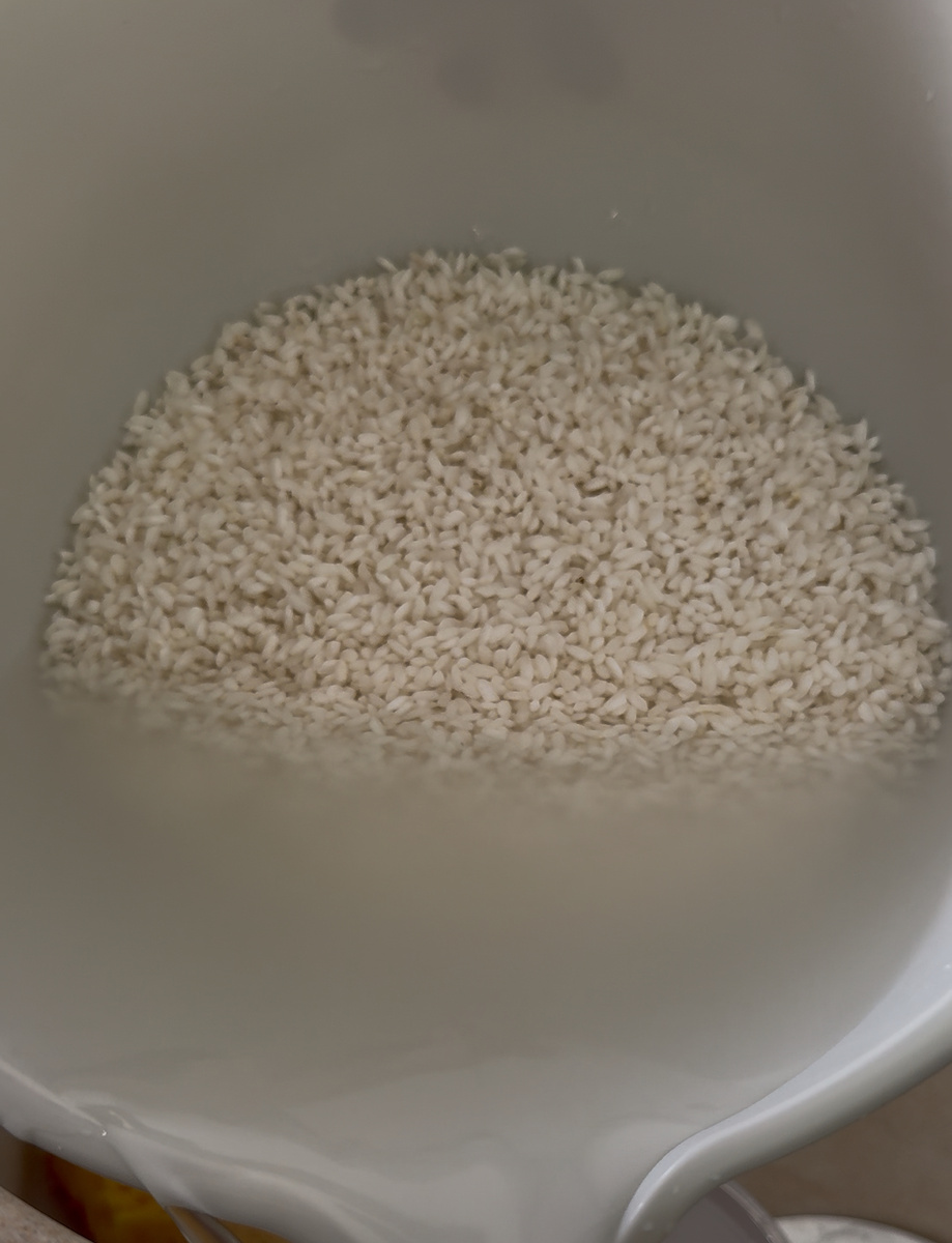 Оставляю рис в воде на пол часа, далее промываю до прозрачной воды. 