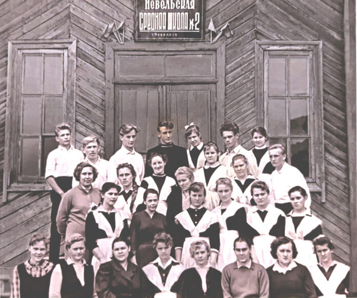 Последний звонок у выпускников средней школы № 2 Невельск. 25 мая 1962 года.