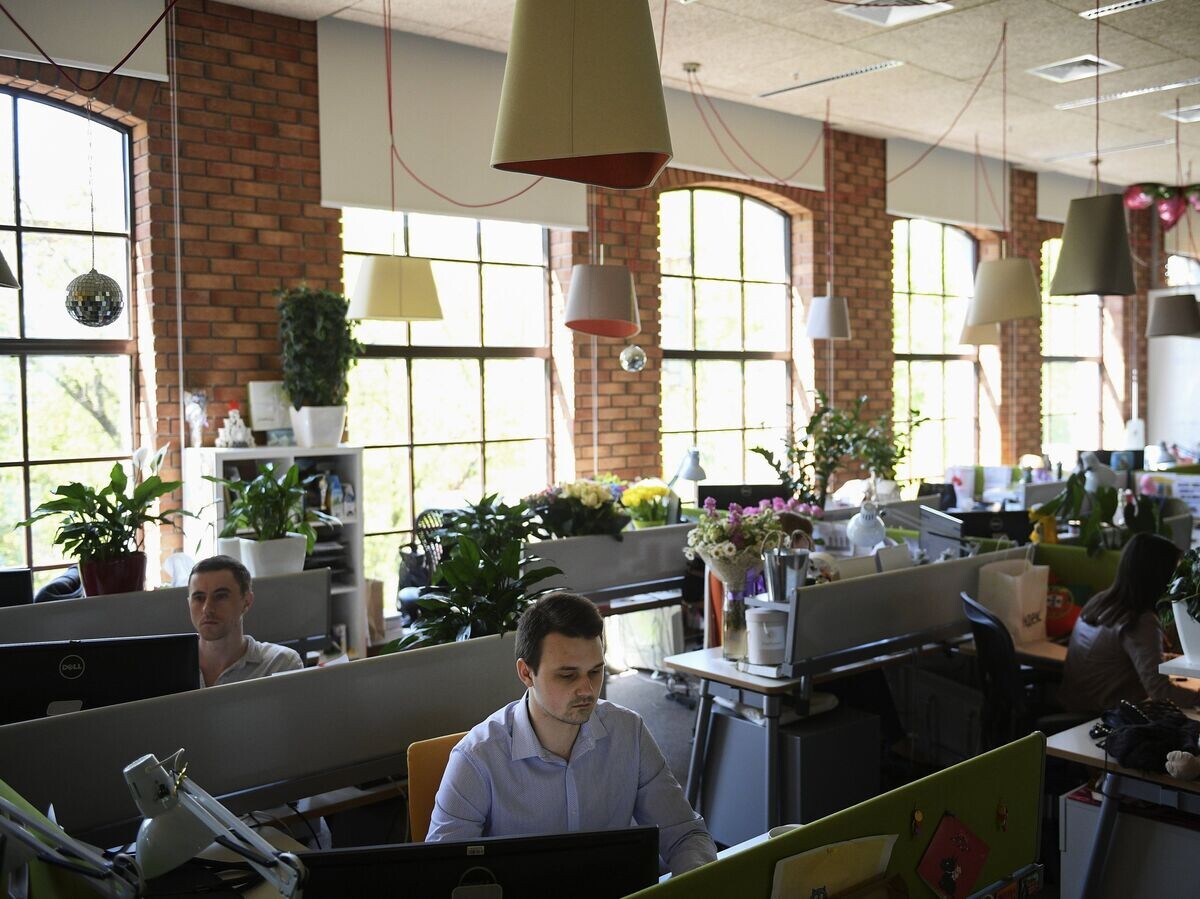    Сотрудники фирмы в офисе компании© РИА Новости / Рамиль Ситдиков