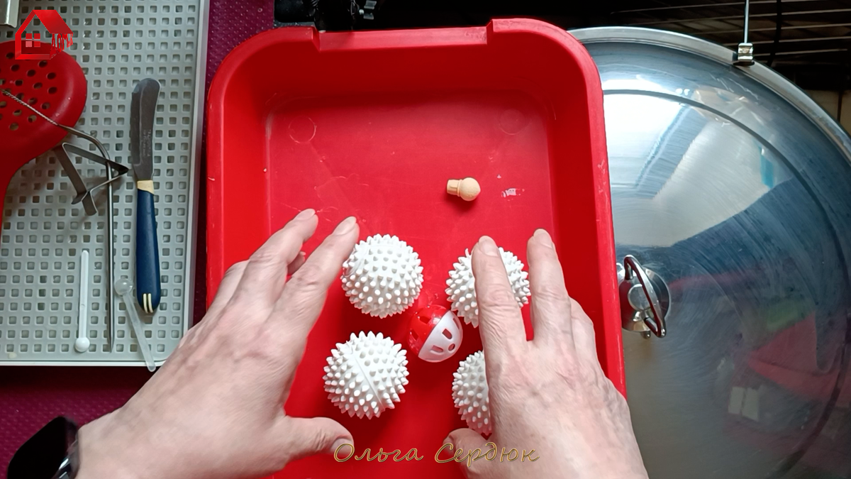 Буквально на пальцах, точнее, на шариках для стирки и кошкиных игрушках))). (кадр из видео)