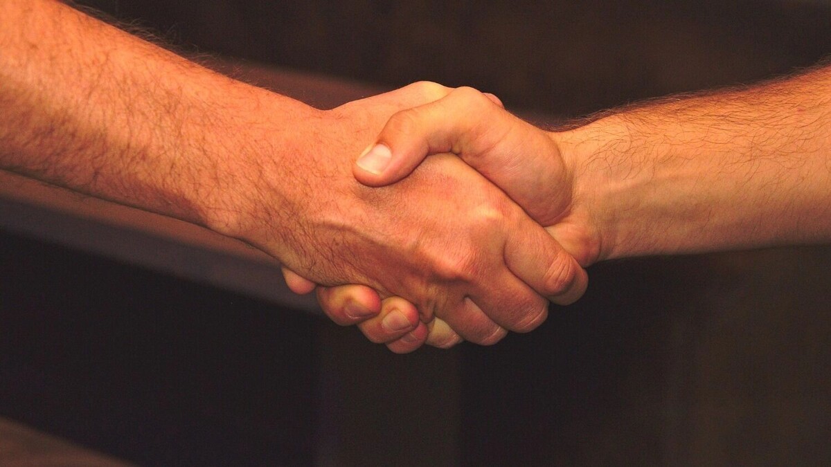 В Китае сильное рукопожатие обычно воспринимается как агрессивное. Фото: 1MI