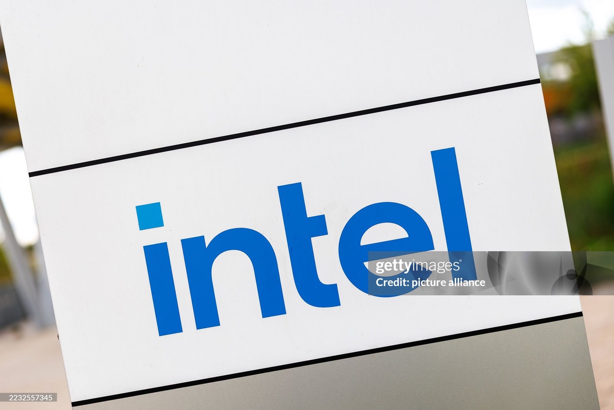 Наиболее заметным кадровым назначением стал Кеворк Кечичян, который присоединился к Intel в качестве исполнительного вице-президента и генерального директора группы центров обработки данных после работы на посту исполнительного вице-президента по инженерным вопросам в ARM. Согласно заявлению Intel, Кечичян принес с собой более чем 30-летний опыт в отрасли и ранее занимал руководящие инженерные должности в NXP Semiconductors и Qualcomm. Его найм свидетельствует о приверженности Intel укреплению бизнеса центров обработки данных, включая семейство процессоров Xeon, в то время как компания сталкивается с растущей конкуренцией со стороны AMD и испытывает трудности с захватом доли рынка в сегменте вычислений, ориентированных на искусственный интеллект.