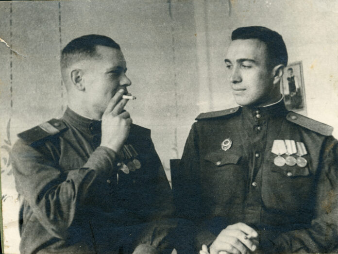 Николай Сухоруков (справа) с боевым товарищем. Вторая половина 1940-х годов.