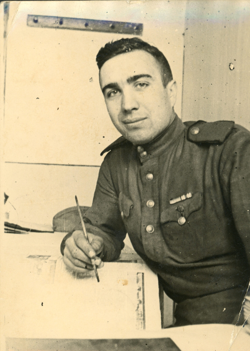 Рядовой Николай Сухоруков в редакции армейской газеты «На защиту Родины», конец 1940-х годов.