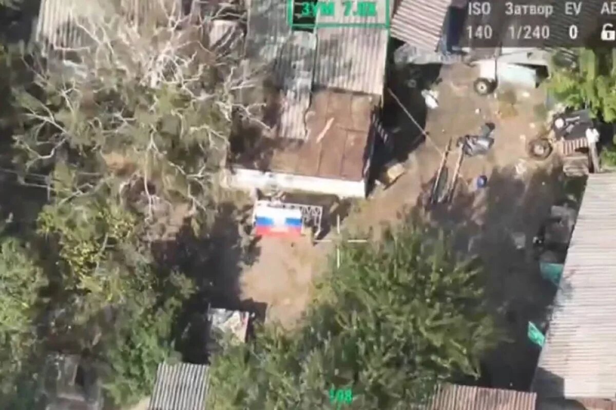    Враг неплохо окопался, возведя вокруг Новосёловки целую сеть опорных пунктов, однако наши пехотинцы методично зачищали рубеж за рубежом, продвигаясь к цели.