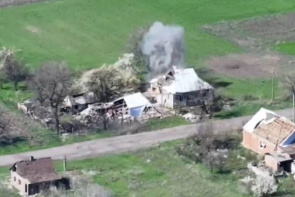    Теперь, когда над Новосёловкой реет триколор, начинается новая битва, только для сапёров. Фото: Министерство обороны РФ