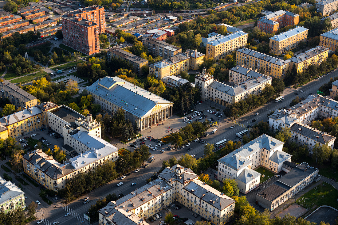 Богданка сверху, библиотека справа от ДК Горького. Вот пример умной комплексной застройки