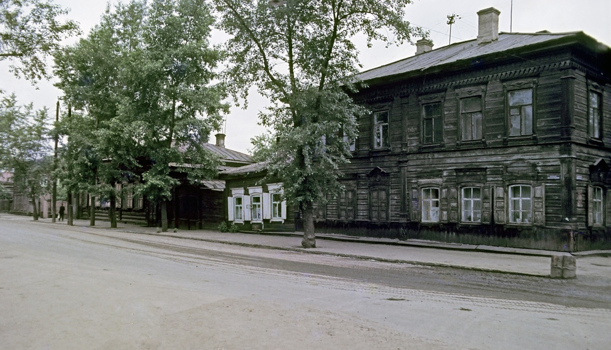 На фото Эрхарда К.: Дом на углу Ударника и Каландаришвили, 1968