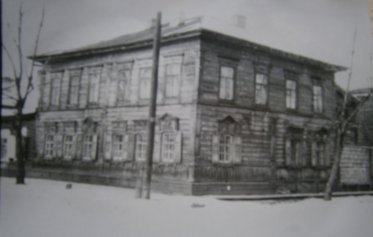 На фото из личного архива Анны Садовской: дом на углу, 1950-е годы