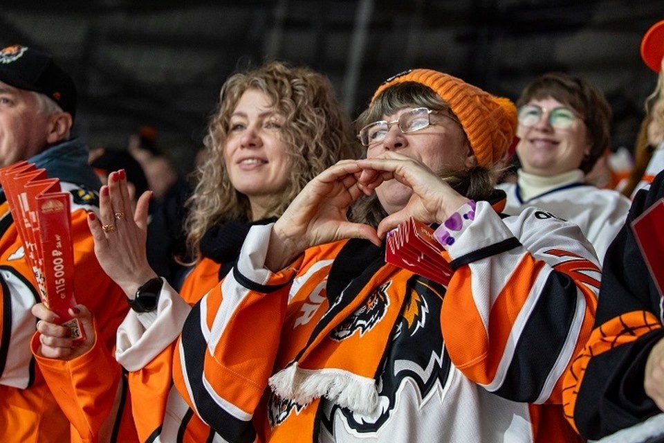    Болельщики ждут свою команду в Хабаровске. Фото: ХК «Амур»