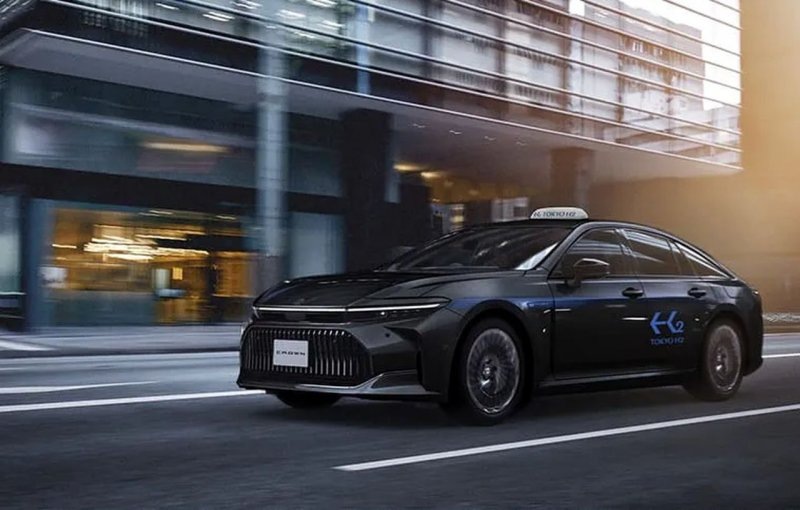    Экологичное такси Toyota Crown на водороде. Фото: Тойота.