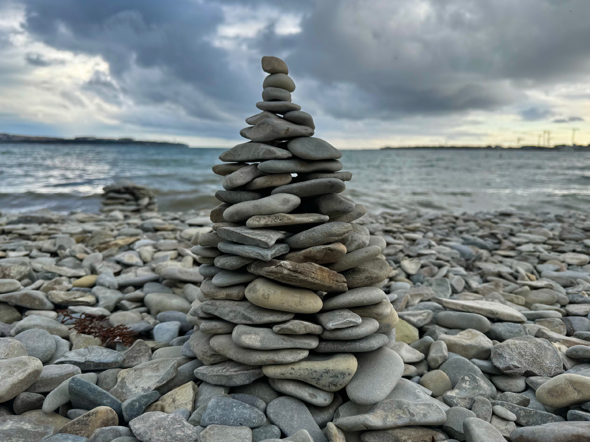 Когда погода становится неплавательной, можно развлекаться камнями. Фото автора.