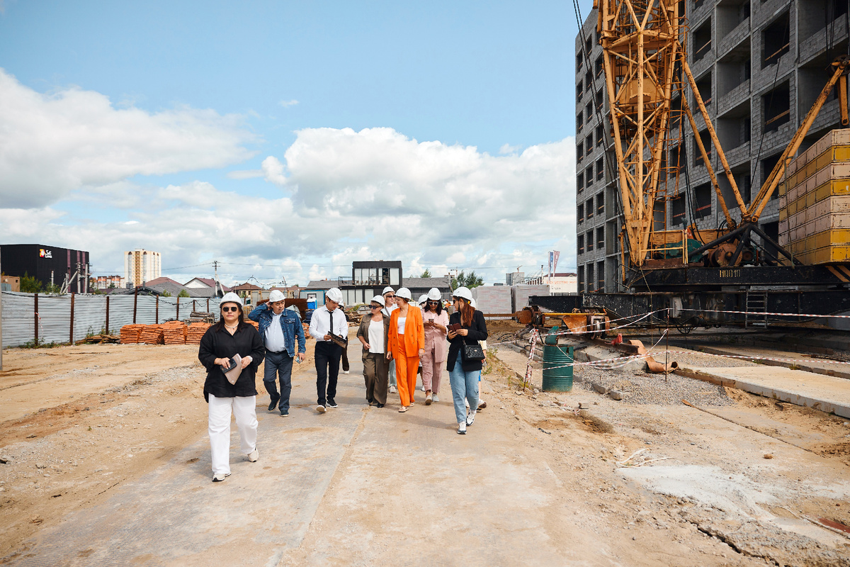 Экскурсия по строящемуся малоэтажному кварталу «Эпитеты». ЖК строится на Лесобазе, из окон домов будут открываться виды на озеро и пруд 