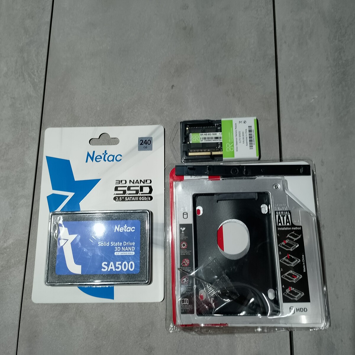   Фото 1. Новые компоненты: SSD, память 8 ГБ и caddy для переноса HDD.
