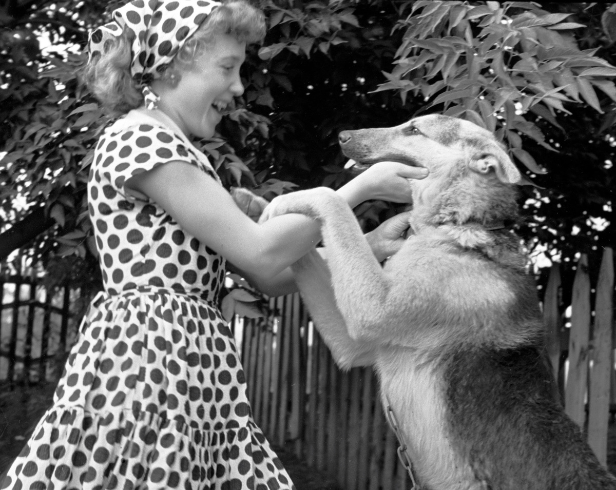    Получив среднее образование, Румянцева поступила в школу-студию при Центральном детском театре (сейчас РАМТ). Преподавательница Ольга Пыжова пригласила её в ГИТИС вольной слушательницей, а затем и студенткой / РИА Новости / Борис Виленкин