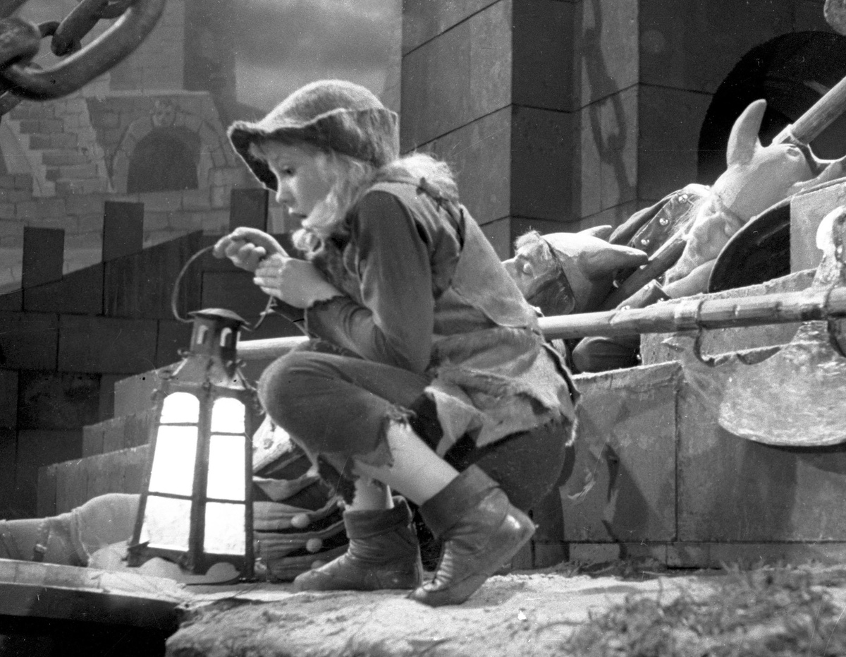    Амплуа травести закрепилось за Надеждой Румянцевой в театре и перешло с ней в кино. Она играла героинь, которые были значительно младше её самой, и даже примерила на себя роль мальчика / РИА Новости