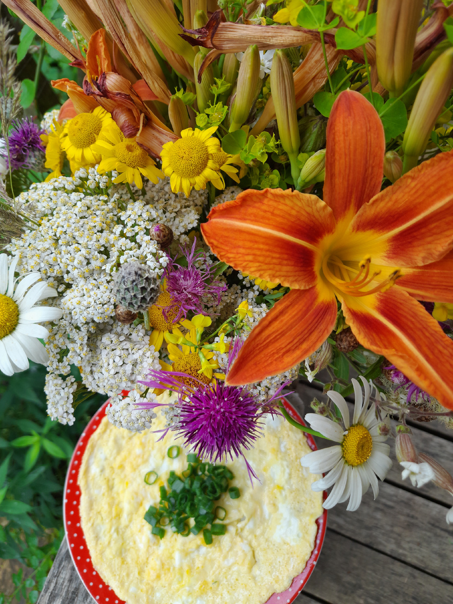 Обыкновенный омлет и и необыкновенный букет,собранный моим сынулей для меня!