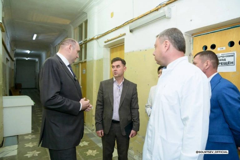    Евгений Солнцев взял на контроль ремонт трёх соцобъектов после обращений жителей Оренбуржье