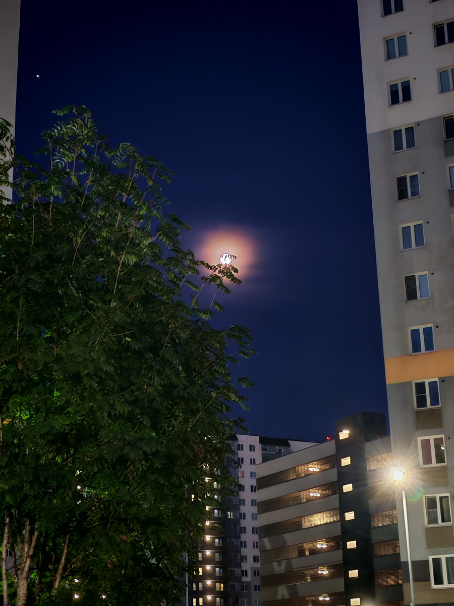 Ещё немного луны.